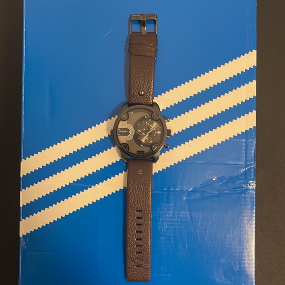 Analog watch with date and time function only - Picture 2 of 2